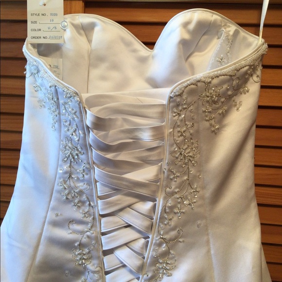 Wedding Dress - Picture 4 of 7